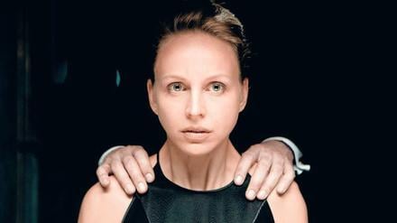 Neuer Job, neues Glück? Ina Roth (Petra Schmidt-Schaller), Mitarbeiterin einer Sicherheitsfirma, bemerkt zuerst gar nicht, wie sie gelenkt wird.