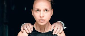 Neuer Job, neues Glück? Ina Roth (Petra Schmidt-Schaller), Mitarbeiterin einer Sicherheitsfirma, bemerkt zuerst gar nicht, wie sie gelenkt wird.