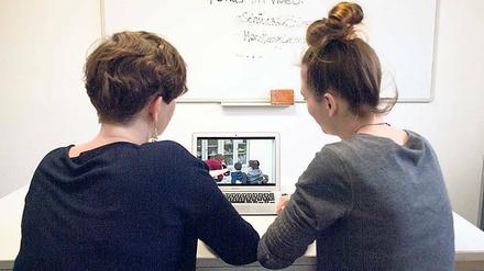 Lernen am Video: Zwei Lehramtsstudentinnen diskutieren eine Klassensituation, die zuvor in einer Schule aufgenommen wurde.