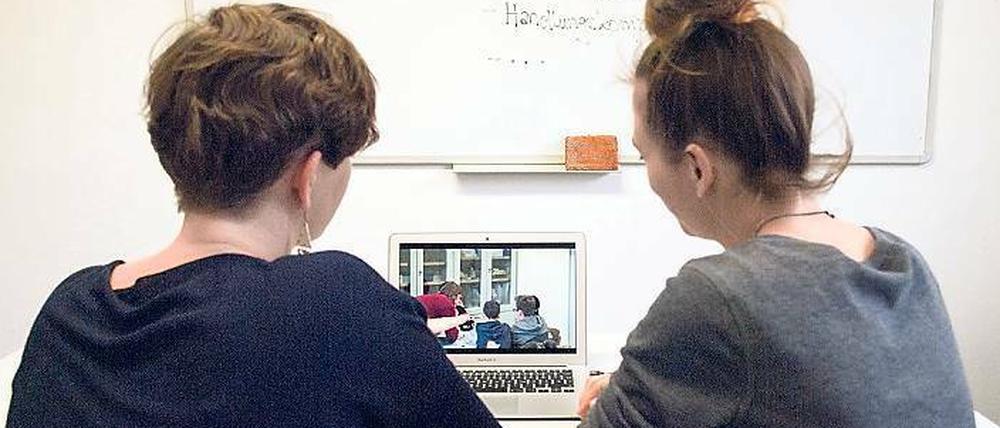 Lernen am Video: Zwei Lehramtsstudentinnen diskutieren eine Klassensituation, die zuvor in einer Schule aufgenommen wurde.