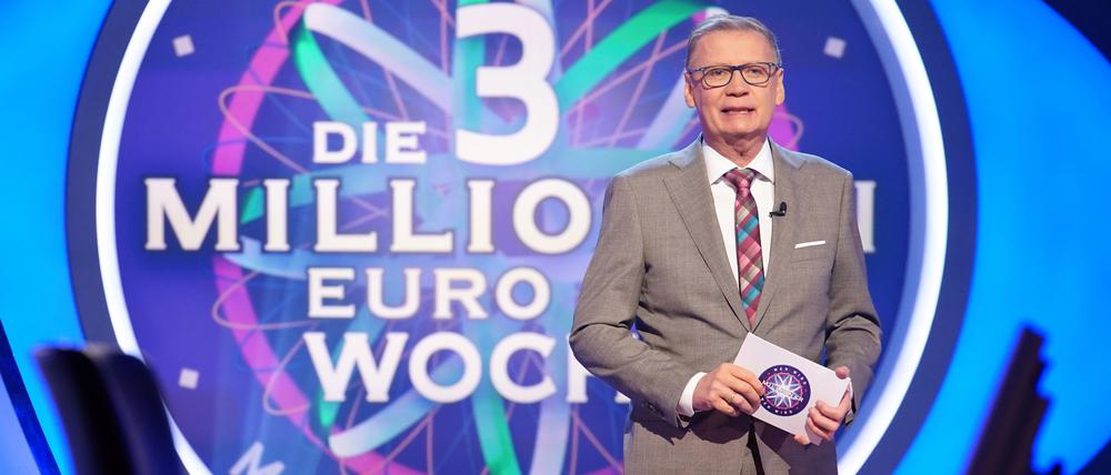 Moderator Günther Jauch steht in der Kulisse der RTL-Quizshow „Wer wird Millionär?“.