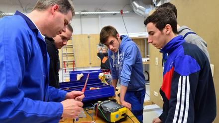Mexiko ist sehr am dualen System der Berufsausbildung interessiert. Das Foto zeigt Auszubildende in Schleiz (Thüringen) in der Lehrwerkstatt der HBS Elektrobau GmbH Oettersdorf. 