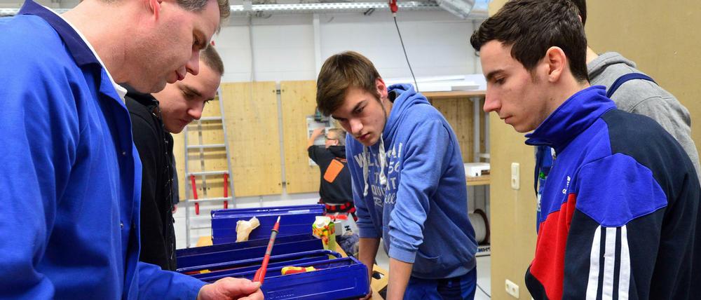 Mexiko ist sehr am dualen System der Berufsausbildung interessiert. Das Foto zeigt Auszubildende in Schleiz (Thüringen) in der Lehrwerkstatt der HBS Elektrobau GmbH Oettersdorf. 