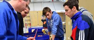 Mexiko ist sehr am dualen System der Berufsausbildung interessiert. Das Foto zeigt Auszubildende in Schleiz (Thüringen) in der Lehrwerkstatt der HBS Elektrobau GmbH Oettersdorf. 