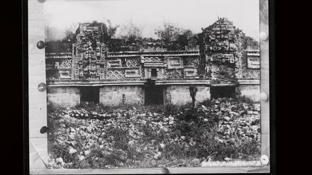 Uxmal war eine bedeutende Stadt der Maya im 9. und 10. Jahrhundert nach Christus. Maler hat hier viel fotografiert. Der große teil seines fotografischen Nachlasses in Form von Glasnegativen und Fotoalben wird im Iberoamerikanischen Institut der Stiftung Preußischer Kulturbesitz Berlin aufbewahrt.