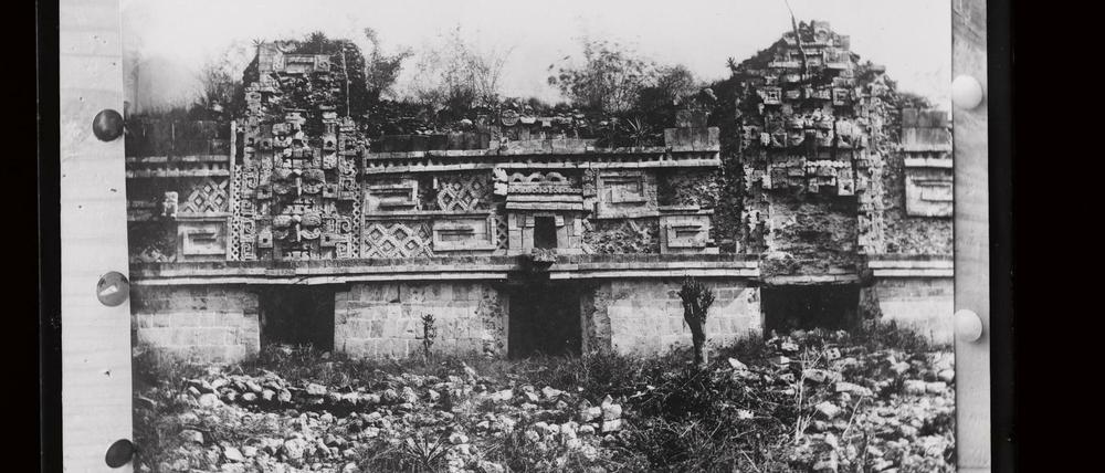 Uxmal war eine bedeutende Stadt der Maya im 9. und 10. Jahrhundert nach Christus. Maler hat hier viel fotografiert. Der große teil seines fotografischen Nachlasses in Form von Glasnegativen und Fotoalben wird im Iberoamerikanischen Institut der Stiftung Preußischer Kulturbesitz Berlin aufbewahrt.