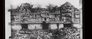 Uxmal war eine bedeutende Stadt der Maya im 9. und 10. Jahrhundert nach Christus. Maler hat hier viel fotografiert. Der große teil seines fotografischen Nachlasses in Form von Glasnegativen und Fotoalben wird im Iberoamerikanischen Institut der Stiftung Preußischer Kulturbesitz Berlin aufbewahrt.
