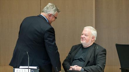 Ex-Hotelier Axel Hilpert (rechts) und sein Anwalt Matthias Schöneburg im Verhandlungssaal des Landgerichtes in Frankfurt (Oder).