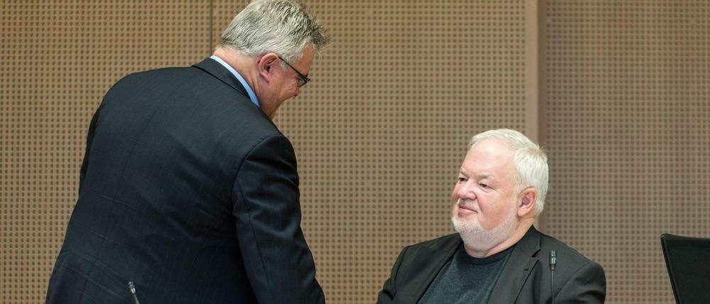 Ex-Hotelier Axel Hilpert (rechts) und sein Anwalt Matthias Schöneburg im Verhandlungssaal des Landgerichtes in Frankfurt (Oder).