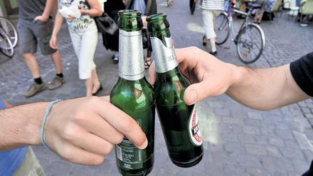 Ist das Wegbier bald weg? Berlin-Besucher lieben das hiesige laisser-faire, werden aber oft zu Problem-Touristen. Eine Handhabe gibt es nicht. Die hat Rot-Rot 2006 abgeschafft.