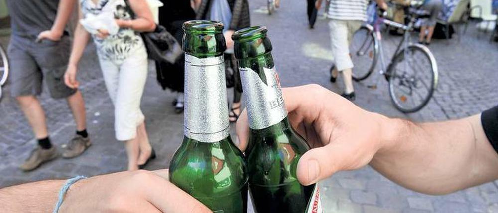 Ist das Wegbier bald weg? Berlin-Besucher lieben das hiesige laisser-faire, werden aber oft zu Problem-Touristen. Eine Handhabe gibt es nicht. Die hat Rot-Rot 2006 abgeschafft.