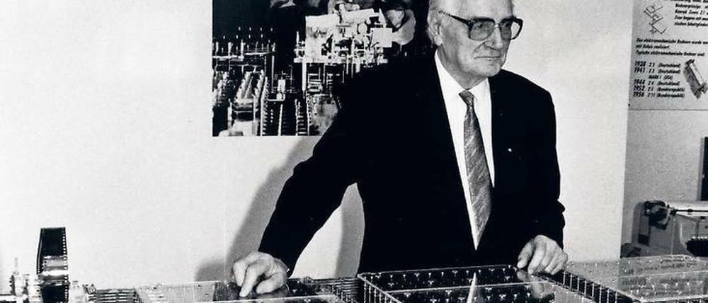 Der erste Computer und sein Erfinder: Konrad Zuse 1989 mit einem Nachbau im Berliner Museum für Verkehr und Technik.