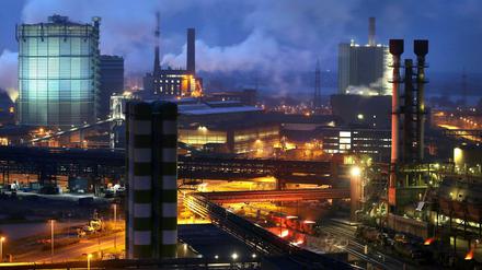 Das Stahlwerk des Industriekonzerns ThyssenKrupp, aufgenommen am 06.12.2012 in Duisburg. Angesichts der Krise in der Stahlbranche nehmen laut Zeitungsbericht die Gespräche über einen möglichen Zusammenschluss von Thyssenkrupp Steel mit Teilen von Tata Steel konkretere Formen an.
