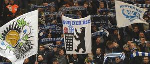 Viel Feind, viel Ehr: Hertha-Fans legen sich gerne mit anderen Vereinen an, hier entsorgen sie auf einem Plakat die Logos des 1. FC Nürnberg und des FC Schalke 04.