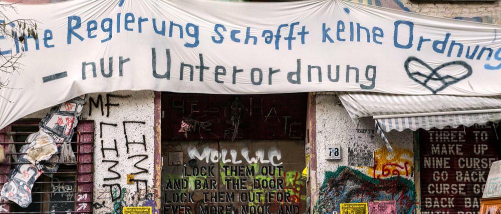 Die Rigaer Straße 78 in Friedrichshain ist auch die Adresse der Kneipe "Abstand".