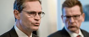 Unter Druck: Der BER-Aufsichtsratschef und Regierende Bürgermeister Michael Müller (SPD, l) und Flughafenchef Karsten Mühlenfeld.