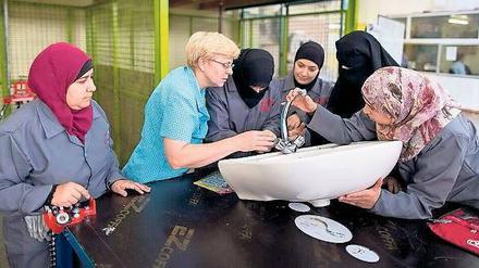 Bildung am Waschbecken. Die GIZ bildet in Jordanien syrische Flüchtlingsfrauen zu Klemperinnen aus. 