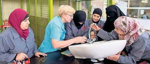 Bildung am Waschbecken. Die GIZ bildet in Jordanien syrische Flüchtlingsfrauen zu Klemperinnen aus. 