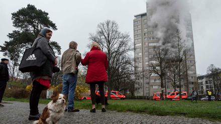 In Schmargendorf brannte das älteste Hochhaus Berlins. Die Berliner Feuerwehr rettete mehrere Personen aus dem Gebäude. 