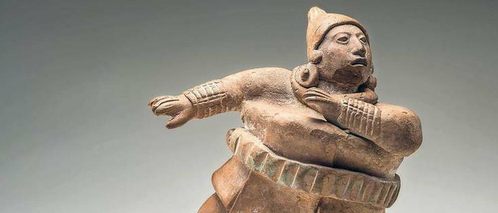 Dynamik in Keramik. Der Ballspieler, geformt aus Ton, entstammt der Epoche der Maya-Spätklassik (600–900 n. Chr.) und scheint dem gerade davongeflogenen Ball nachzuschauen.
