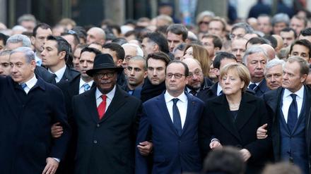 Angela Merkel und andere Staats- und Regierungschefs zeigen sich nach den Anschlägen von Paris solidarisch mit dem Satiremagazin "Charlie Hebdo". 