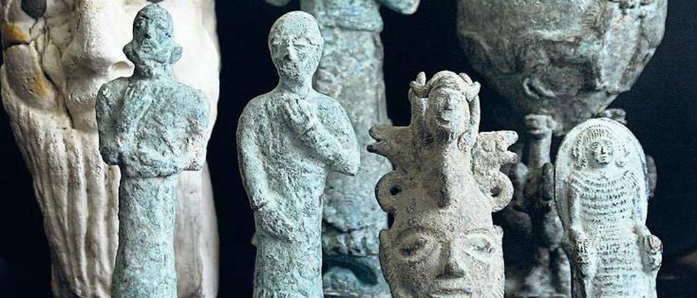 Geraubt. Bronze- und Keramikfiguren, die bei Schmugglern im jordanischen Amman sichergestellt wurden. Fotos: Ali Jarekji/Reuters, Fredrik von Erichsen/dpa