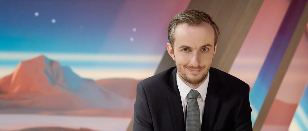 Satiriker Jan Böhmermannin der Kulisse seiner Show "Neo Magazin Royale".