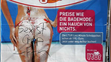 Die Grenzen der Werbung seien hier überschritten, meinte ein Betrachter und malte seinen Kommentar aufs Plakat.  