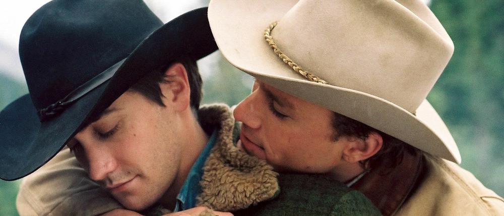 Jake Gyllenhaal (links ) und Heath Ledger in dem Filmdrama "Brokeback Mountain" um zwei schwule Cowboys. 