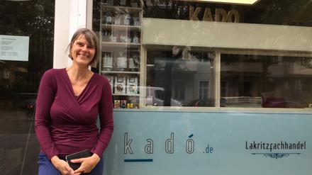 Verärgert und trotzdem zuversichtlich. Ilse Böge vor dem Kadó-Lakritzlager in der Graefestraße 68. Sie macht unter kado.de mit einem Online-Versand weiter. 
