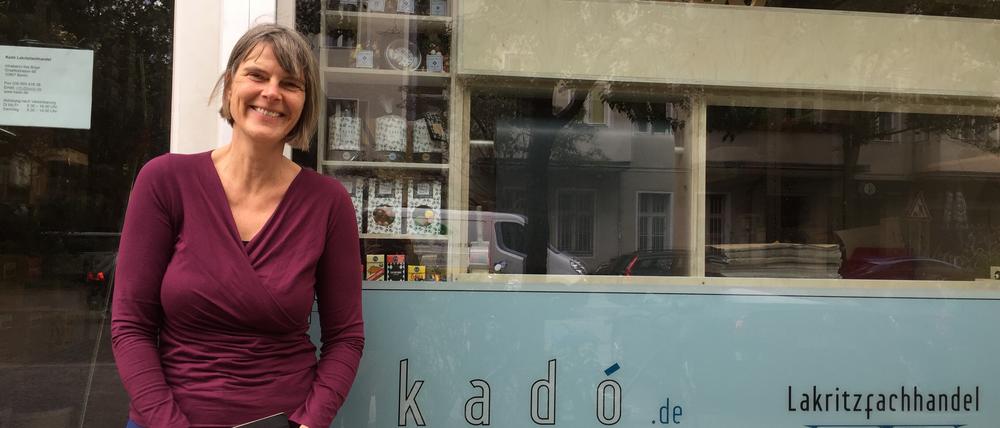 Verärgert und trotzdem zuversichtlich. Ilse Böge vor dem Kadó-Lakritzlager in der Graefestraße 68. Sie macht unter kado.de mit einem Online-Versand weiter.