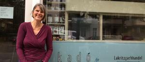Verärgert und trotzdem zuversichtlich. Ilse Böge vor dem Kadó-Lakritzlager in der Graefestraße 68. Sie macht unter kado.de mit einem Online-Versand weiter. 