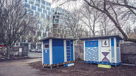 Der Bezirk Reinickendorf will Obdachlose in Tiny Houses unterbringen – hier zwei Hütten in Friedrichshain.