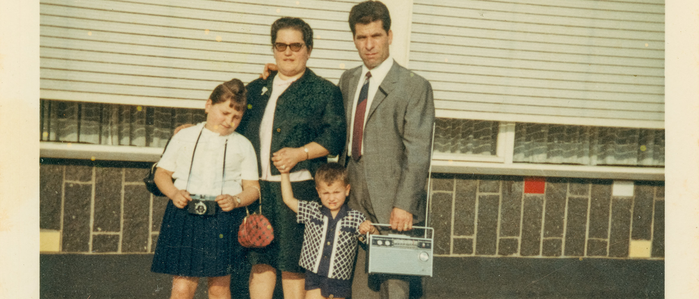 Selbstporträt. Die Familie Spitaleri beim Sonntagsspaziergang in Köln-Kalk (1967).