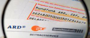 Unter der KEF-Lupe. Wie teuer dürfen ARD, ZDF und Deutschlandradio den Beitragszahler zu stehen kommen?