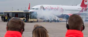 Wenigstens die Ohren sind warm - Sanitäter bei der Katastrophenübung am BER.