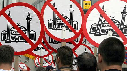 Davon träumt die AfD. (Die AfD legt großen Wert auf die Feststellung, dass dieses Bild nicht auf einer AfD-Demo entstanden ist, sondern auf einer Pro-Köln-Demo. Vom gezeigten Inhalt distanzieren will sie sich allerdings nicht.)