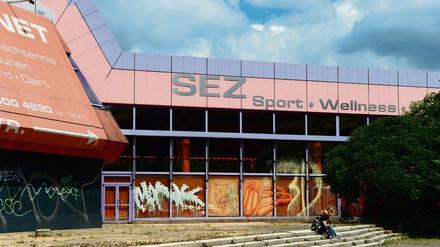Das Sport- und Erholungszentrum (SEZ) gehört nun der WBM – die will den Komplex abreißen und stattdessen Wohnungen bauen. 