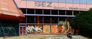 Das Sport- und Erholungszentrum (SEZ) gehört nun der WBM – die will den Komplex abreißen und stattdessen Wohnungen bauen. 