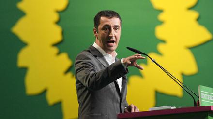 Im Zeichen der Sonnenblume: Grünen-Bundesvorsitzender Cem Özdemir spricht auf einem Parteitag. 