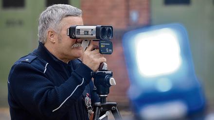 Ein Polizeikommissar in Berlin demonstriert das "Riegl-Laser-Geschwindigkeitsmessgerät FG21-P" der Polizei. 