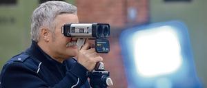 Ein Polizeikommissar in Berlin demonstriert das "Riegl-Laser-Geschwindigkeitsmessgerät FG21-P" der Polizei. 