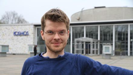Gijs Leenaars, Leiter des Berliner Rundfunkchors, fotografiert vor dem Kino Kosmos in der Karl-Marx-Allee in Berlin-Mitte.