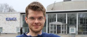 Gijs Leenaars, Leiter des Berliner Rundfunkchors, fotografiert vor dem Kino Kosmos in der Karl-Marx-Allee in Berlin-Mitte.