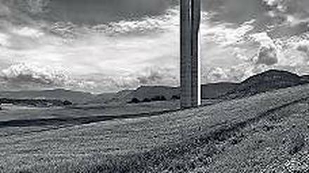 Die Fotografie „Millau“ von Norman Fosters Viadukt. 