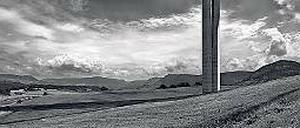Die Fotografie „Millau“ von Norman Fosters Viadukt.