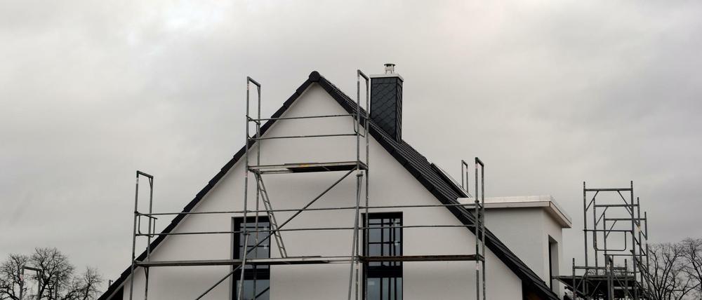 Wer ein Haus kauft, zahlt Grunderwerbsteuer.