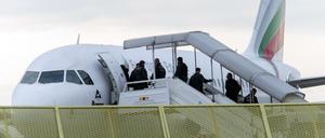 Abgelehnte Asylbewerber steigen am Baden-Airport in Rheinmünster (Baden-Württemberg) im Rahmen einer landesweiten Sammelabschiebung in ein Flugzeug. 