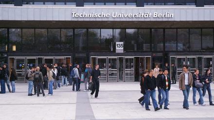 Studierende stehen vor dem Hauptgebäude der TU Berlin.