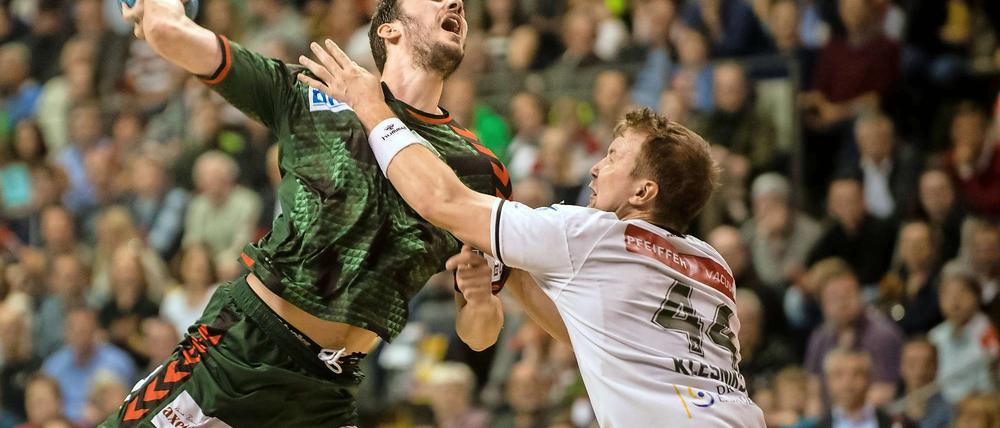 Berlins Petar Nenadic (l) setzt sich gegen Wetzlars Evans Klesniks durch. 